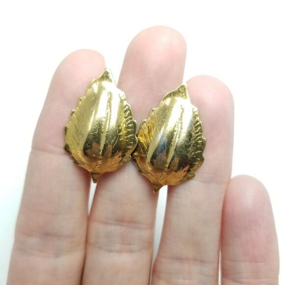 Vintage Gold Tone Puffy Leaf Shape Clip On Screw Back Earrings, Retro, Shiny - Picture 5 of 6